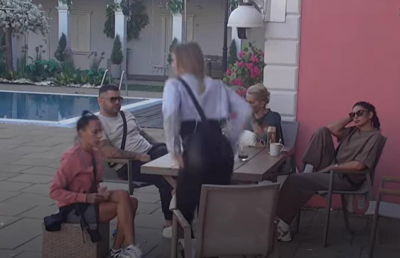 "REKLA MI JE DA JE BILA NA AFTERU, KOLIKO STE TOGA UZELE?" Asminove poruke sa Anelinom drugaricom: Izašla u provod pa nestala, pomenuli nedozvoljenje supstance