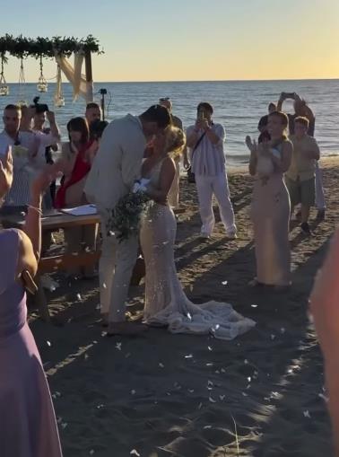 Bojana Đurašković i Marko Milošević venčali se na plaži (4).png