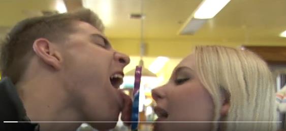 Likaso sa devojkom lize lizalicu.jpg