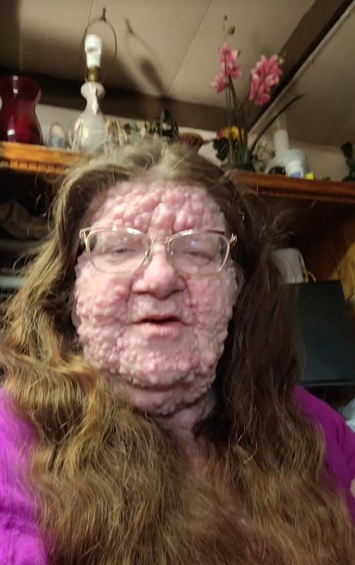 Mercedes Kristesen u ljubičastoj majici.jpg