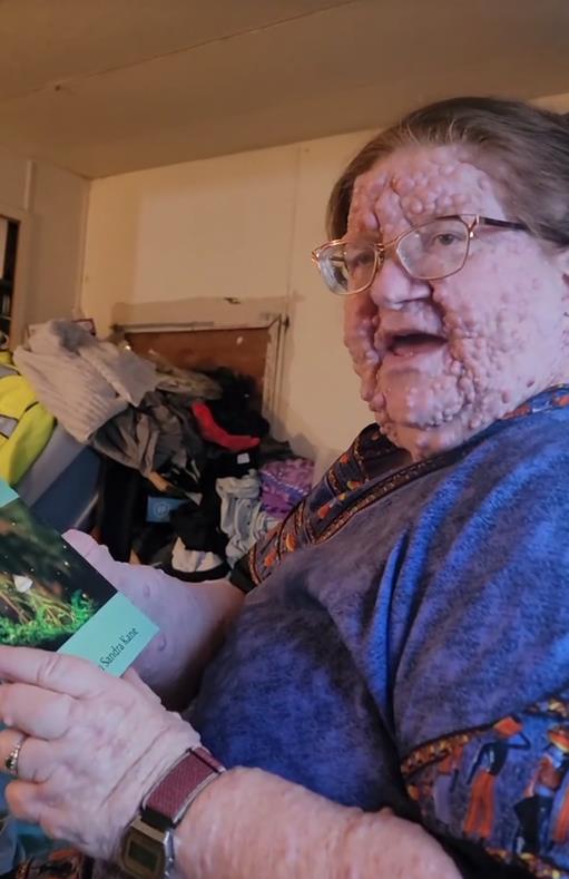 Mercedes Kristesen drži knjigu.png