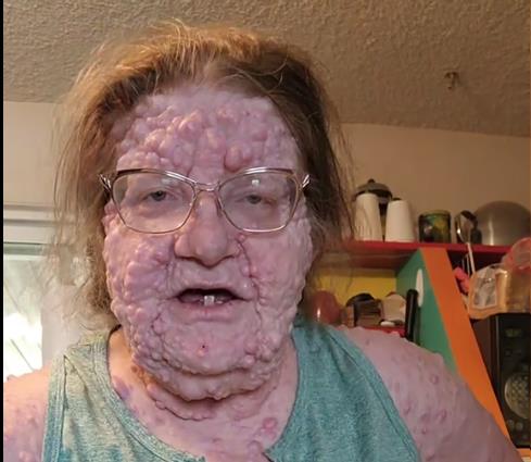 Mercedes Kristesen u zelenoj majici.jpg