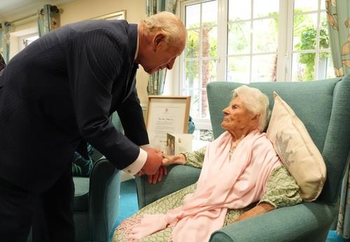 Kralj Čarls u poseti Etel Katerham, najstarijoj osobi na svetu