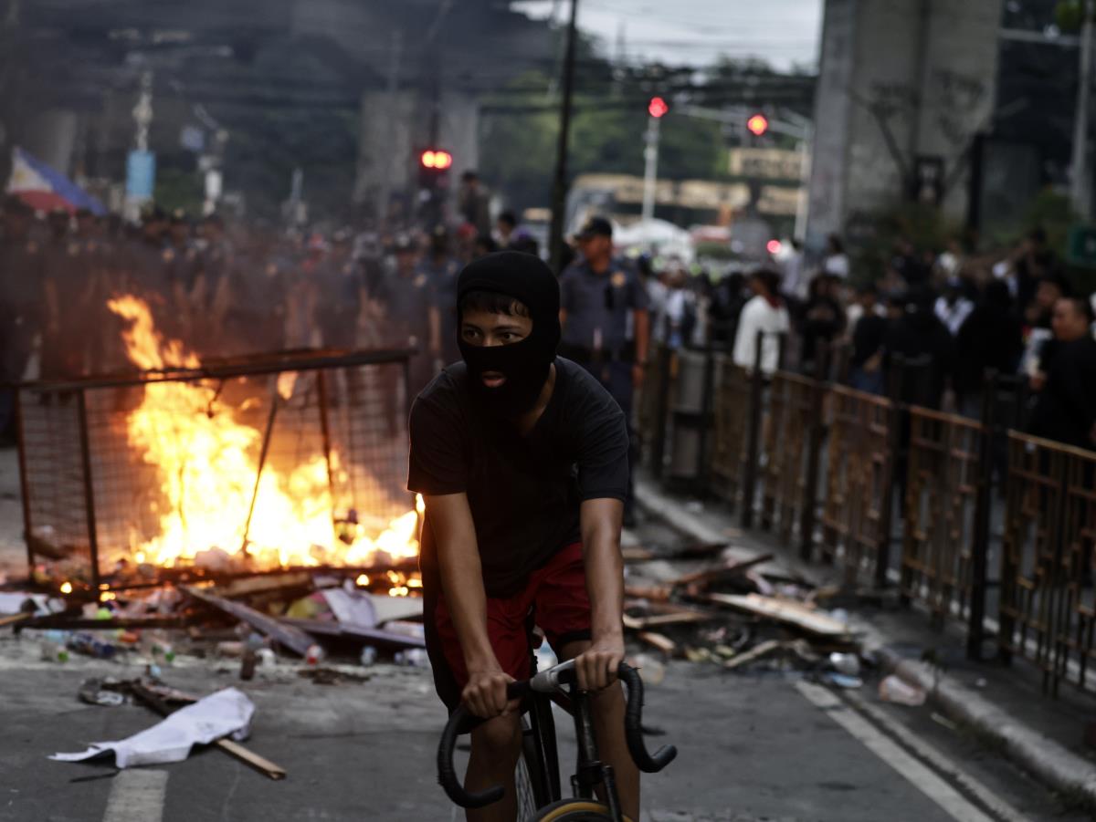 manila03 EPA Francis R Malasig.jpg