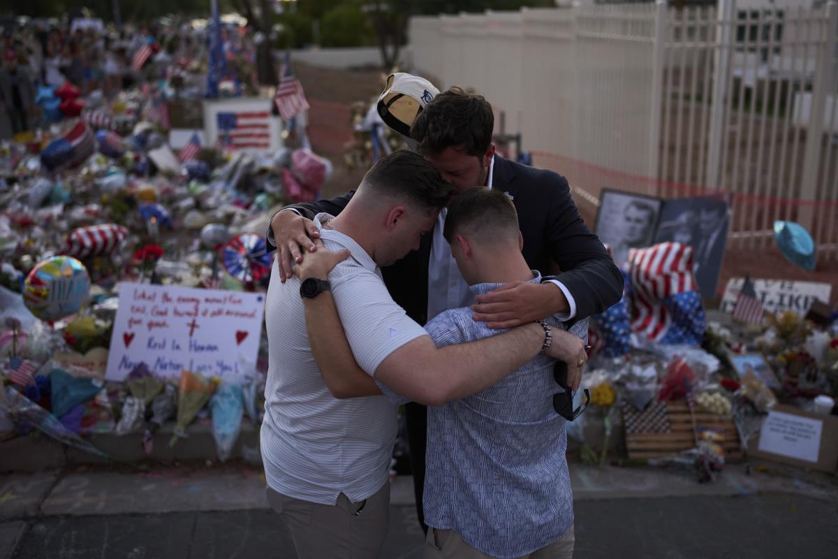 Kirk01 AP John Locher.jpg