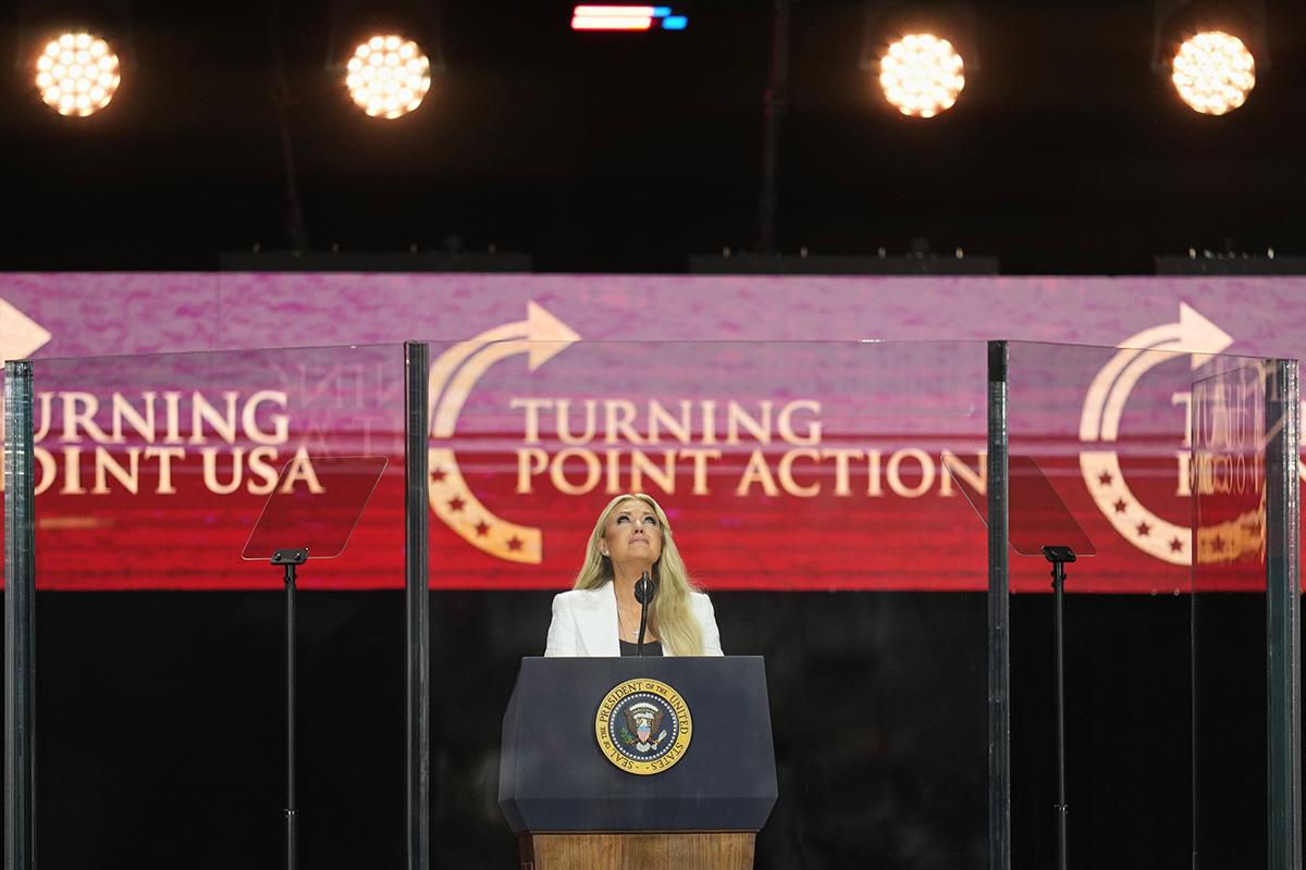 dara07 AP John Locher.jpg