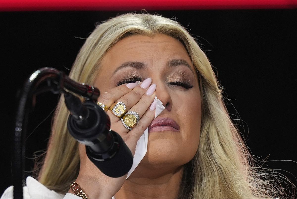 dara03 AP Julia Demaree Nikhinson.jpg