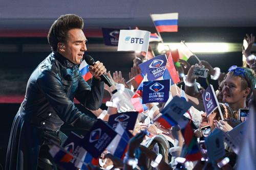 Slobodan Trkulja tokom nastupa na Interviziji 2025 u Rusiji