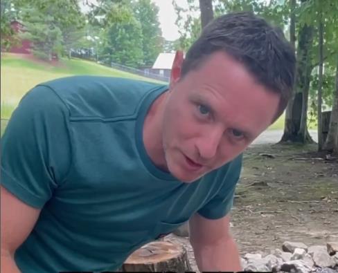 Džastin Dorf u zelenoj majici.jpg