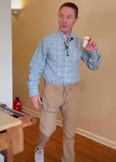 Džastin Dorf sa bočicom pilula u ruci.jpg