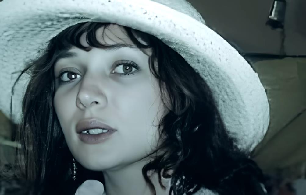 Merilin Beržeron sa belim šeširom na glavi.jpg