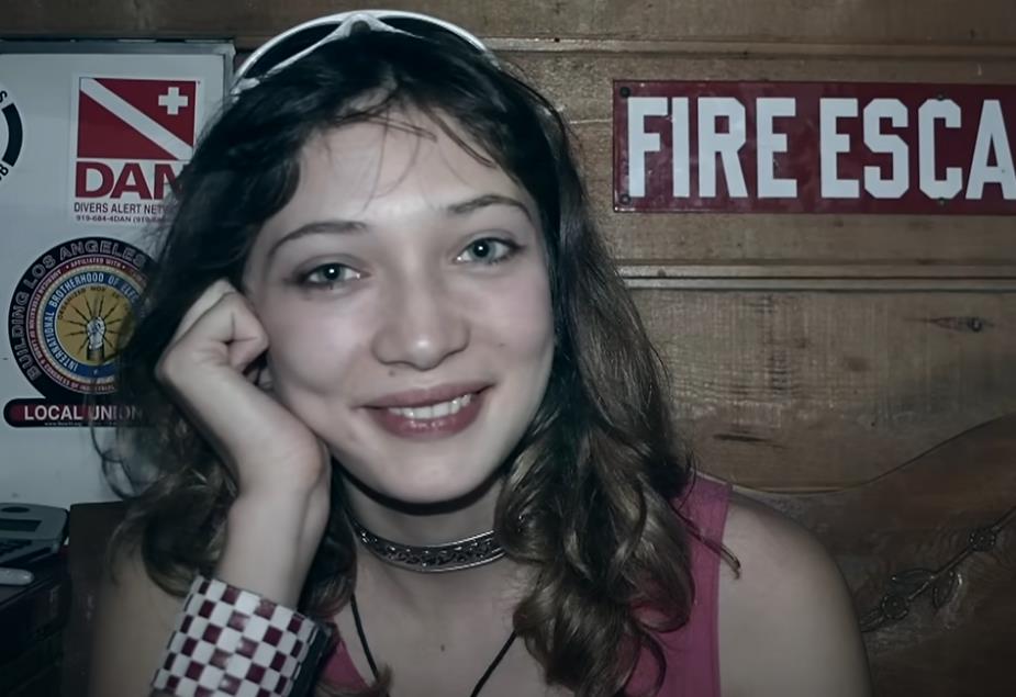 Merilin Beržeron sedi u kafiću nasmejana.jpg