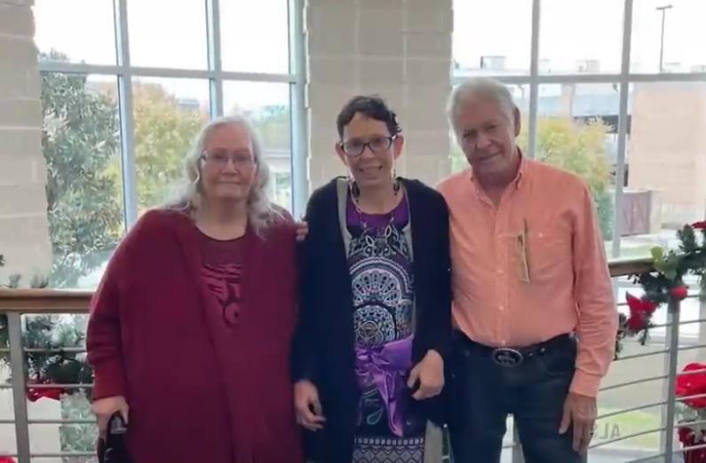 Melisa Suzana Hajsmit sa roditeljima.jpg