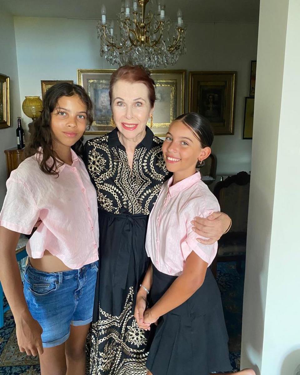 Mija Pilić sa unukama