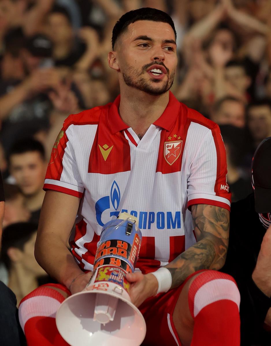 Nemanja Radonjić sa navijačima slavi pobedu Crvene zvezde nad Partizanom u 177. večitom derbiju