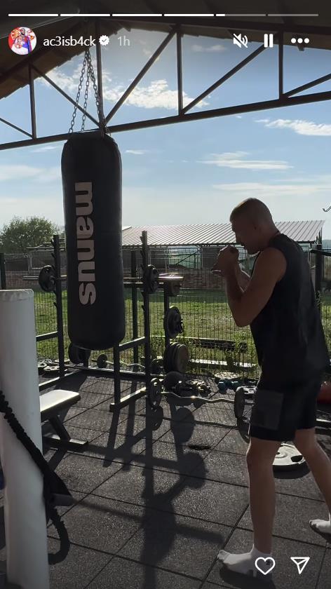 Veljko Ražnatović trenira u dvorištu