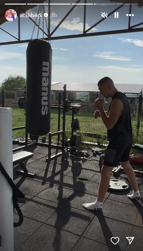 Veljko Ražnatović trenira u dvorištu