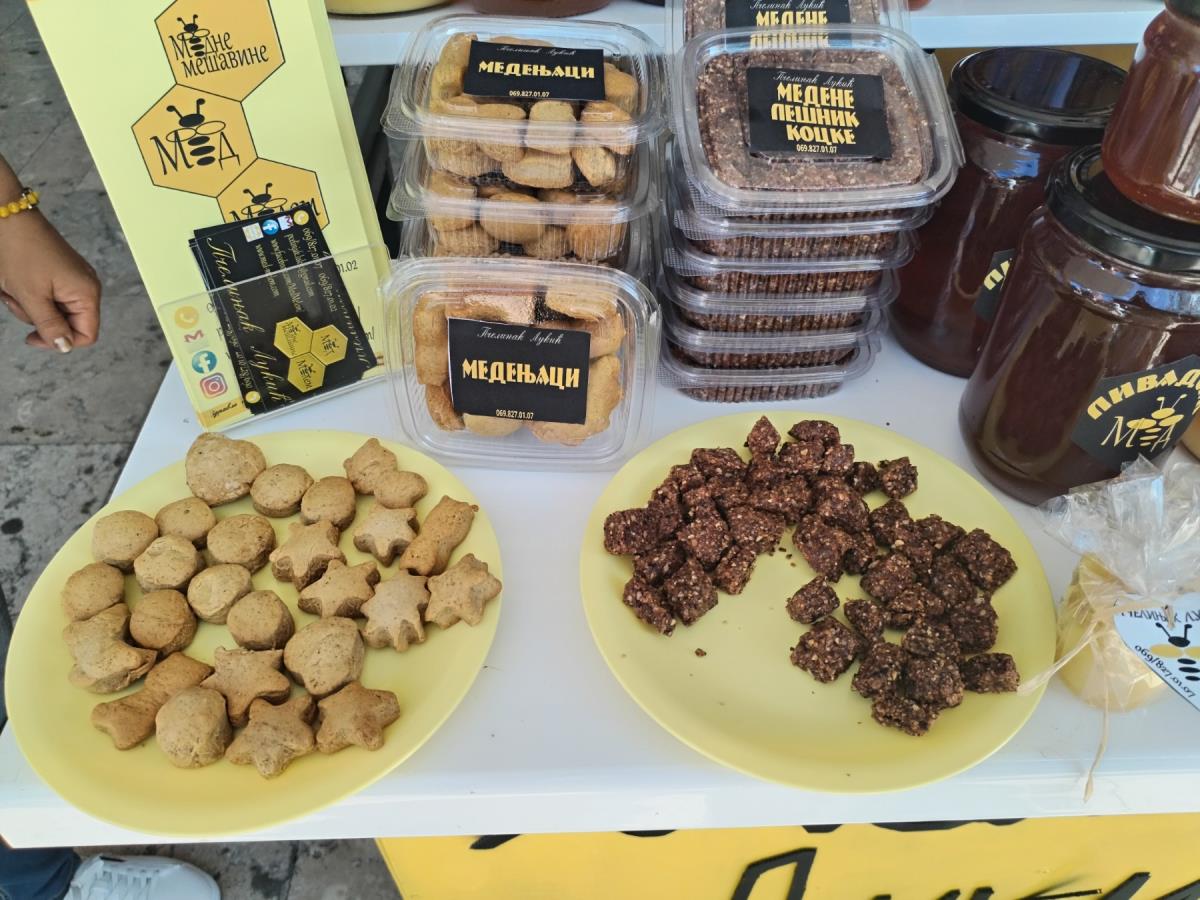 Užički medeni dani - medenjaci i medene kocke od lešnika.jpg
