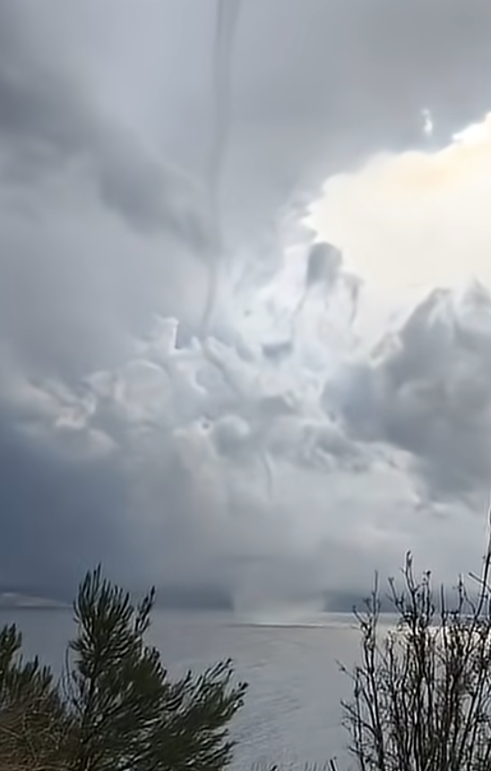 2025-09-24 21_15_30-VIDEO Niz pijavica u Dalmaciji. Kod Omiša se približila obali na stotinjak metar.png