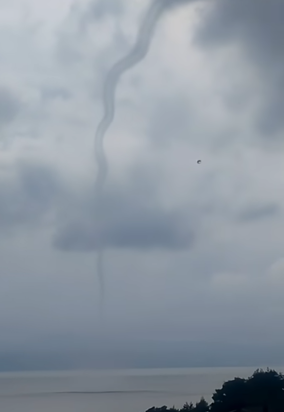 2025-09-24 21_15_17-VIDEO Niz pijavica u Dalmaciji. Kod Omiša se približila obali na stotinjak metar.png