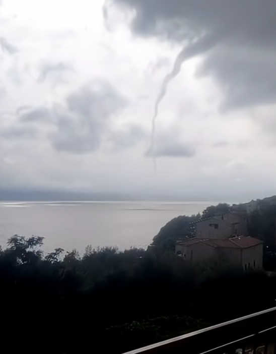 2025-09-24 21_15_10-VIDEO Niz pijavica u Dalmaciji. Kod Omiša se približila obali na stotinjak metar.png