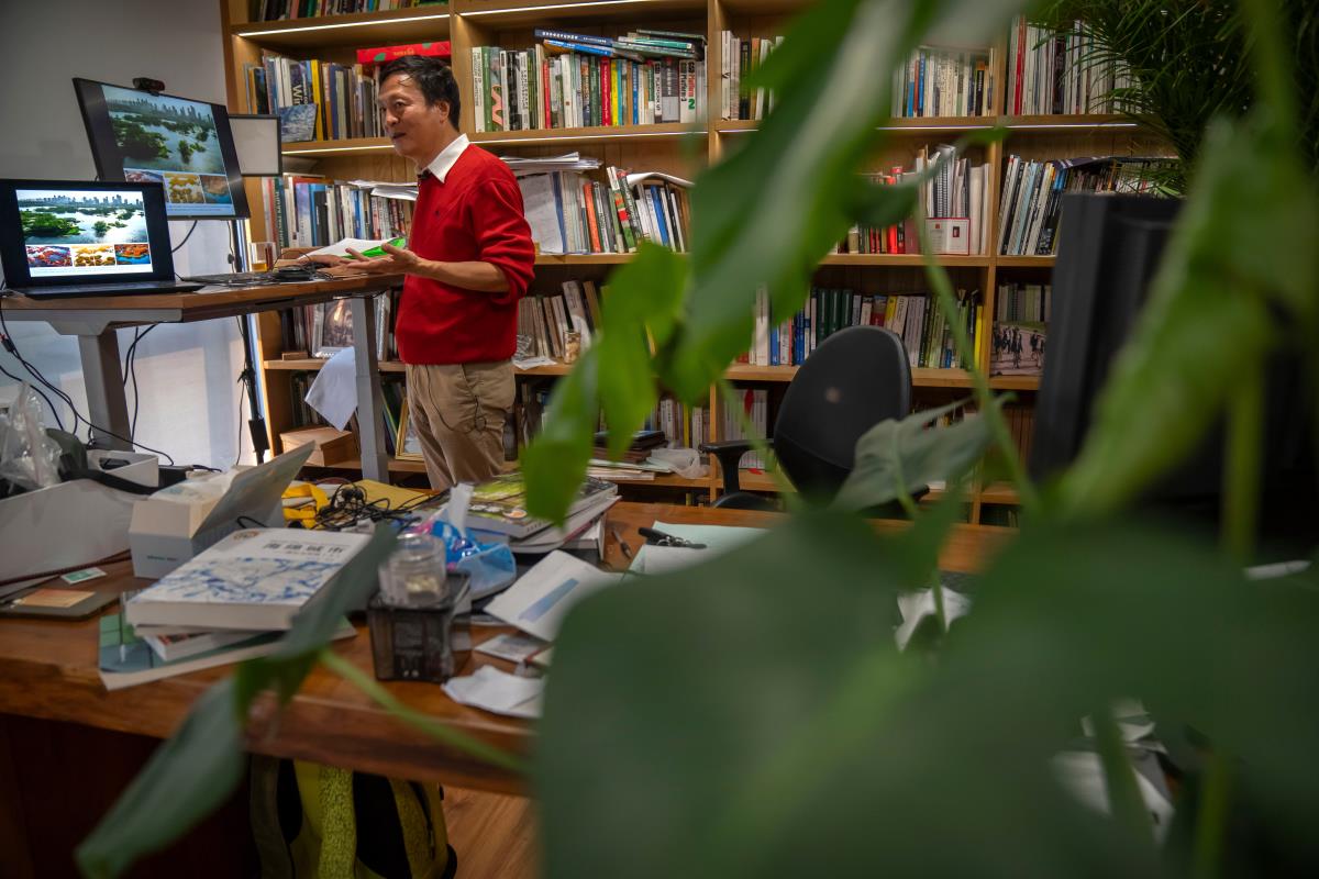 Kongjian Yu01 AP Mark Schiefelbein.jpg