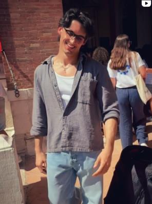 Sveštenik Alberto Ravanjani nasmejan i ležerno obučen.jpg