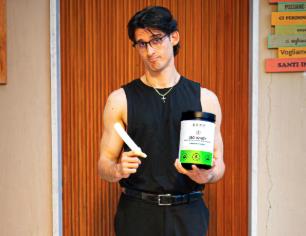 Sveštenik Alberto Ravanjani sa suplementima.jpg