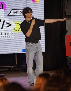 Sveštenik Alberto Ravanjani drži govor.jpg