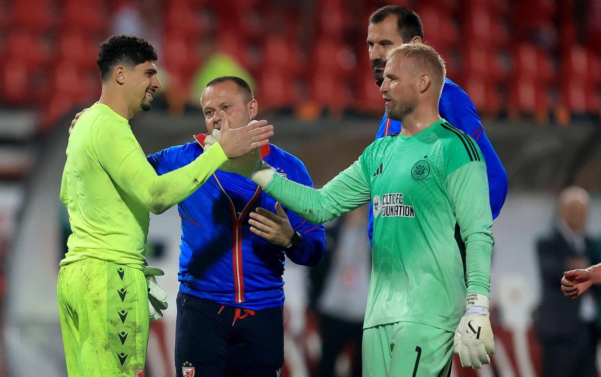 Mateus i Kasper Šmajhel se pozdravljaju posle utakmice između Crvene zvezde i Seltika