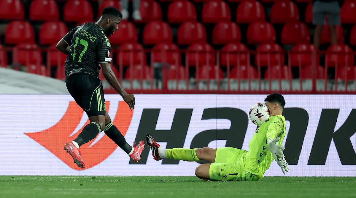 Keleči Ihenačo pogađa loptom u glavu Mateusa na utakmici između Crvene zvezde i Seltika u Ligi Evrope