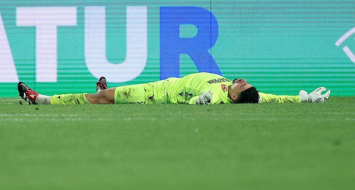 Mateus leži na travi za vreme utakmice između Crvene zvezde i Seltika u Ligi Evrope