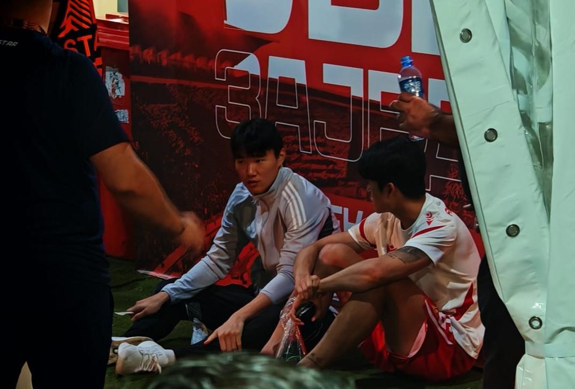 Jung Vu Seol sa fudbalerom Seltika posle utakmice