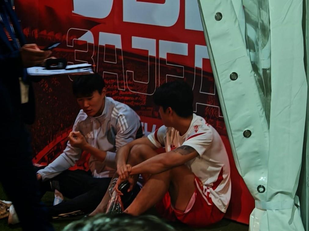 Jung Vu Seol sa fudbalerom Seltika posle utakmice