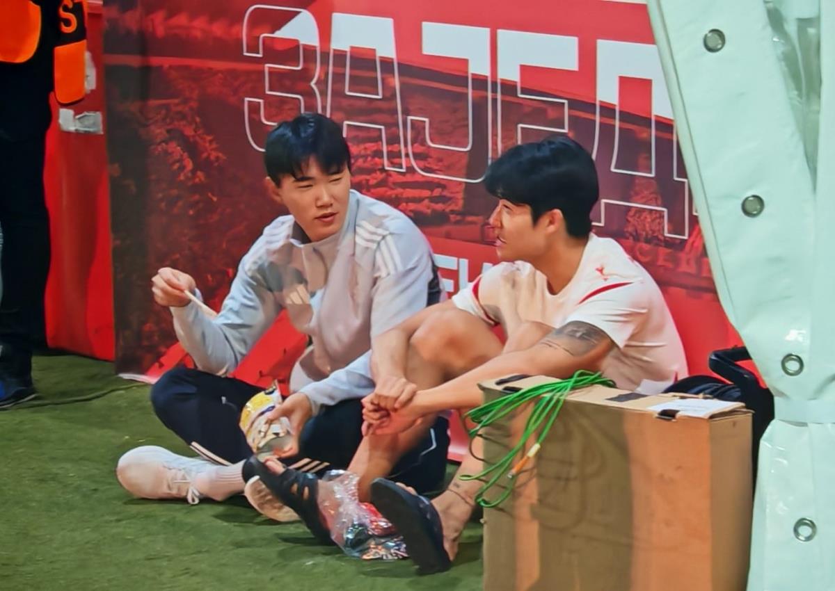 Jung Vu Seol sa fudbalerom Seltika posle utakmice