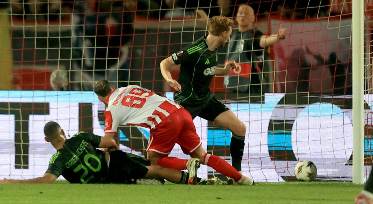 Marko Arnautović daje gol za Crvenu zvezdu protiv Seltika