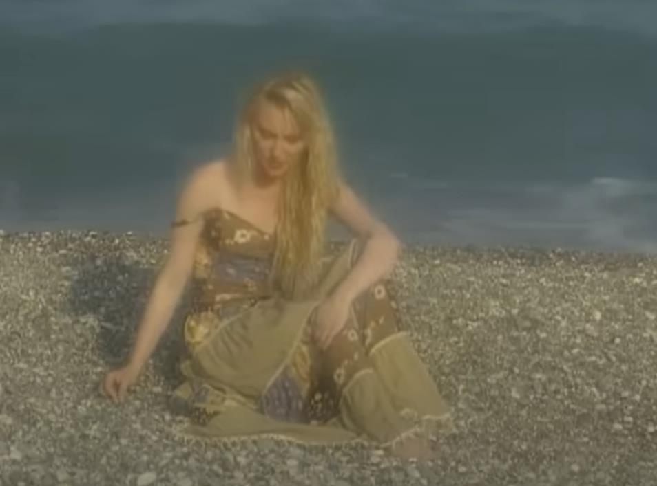 pevačica Güllü pala sa terase  (2).jpg