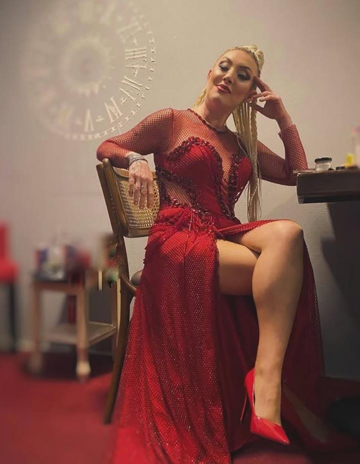 pevačica kultnih turskih hitova pala sa terase (3).jpg