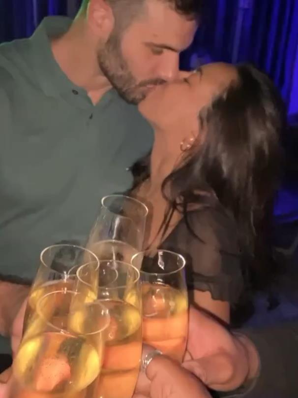 Ejža Piket Kecman ljubi supruga i nazdravlja.jpg