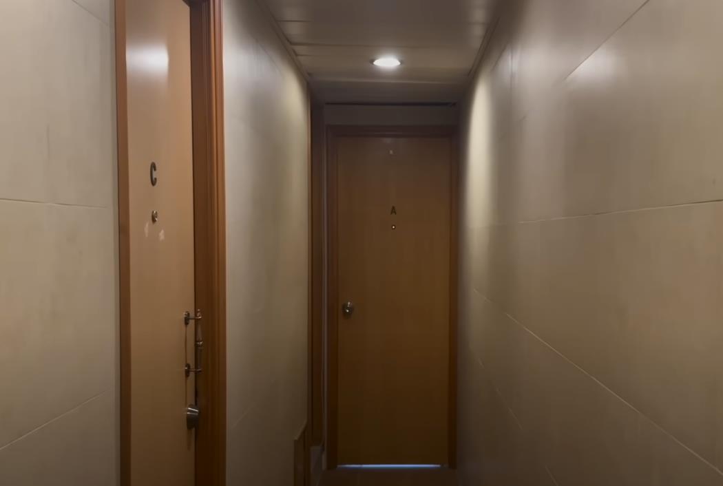 Ešli Kim pokazala stan od 9 kvadarata u Hong Kongu (1).jpg