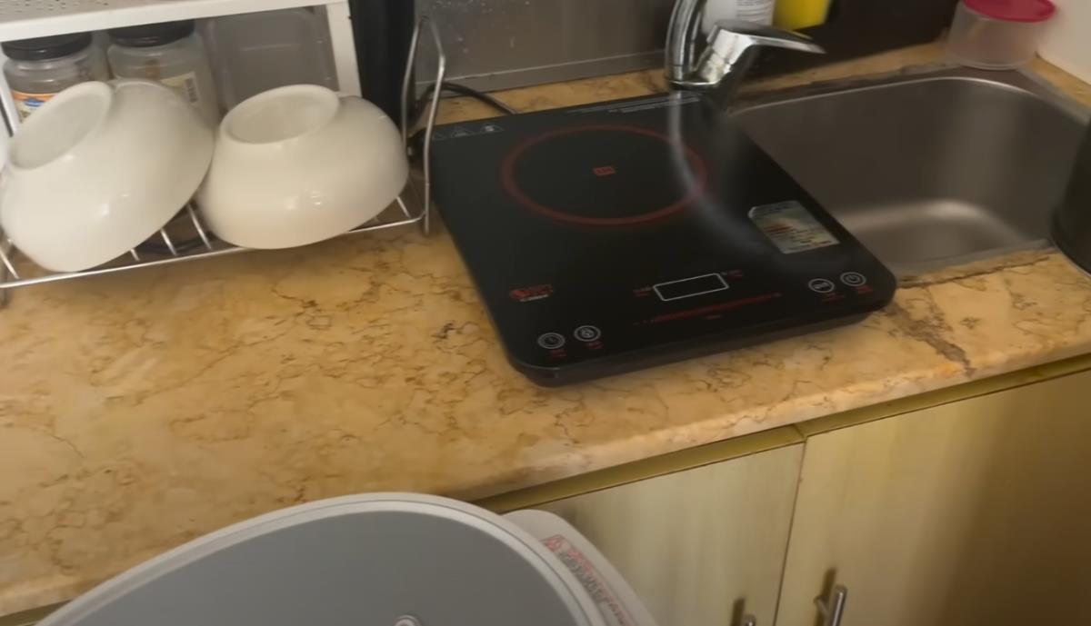 Ešli Kim pokazala stan od 9 kvadarata u Hong Kongu (9).png