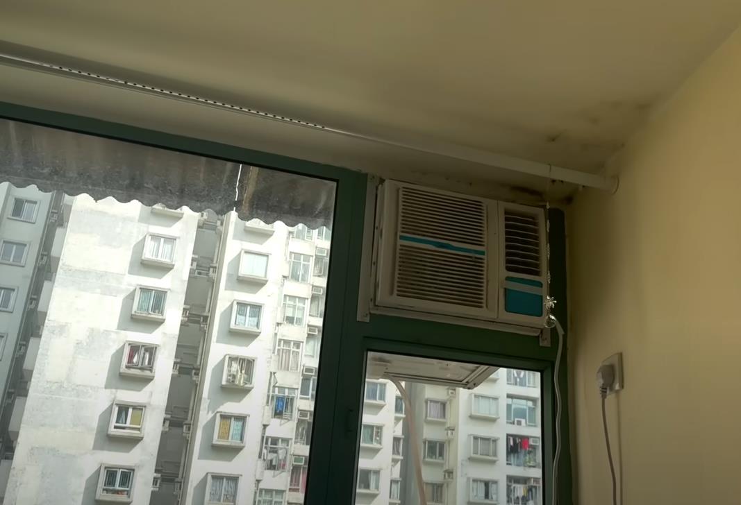 Ešli Kim pokazala stan od 9 kvadarata u Hong Kongu (12).png