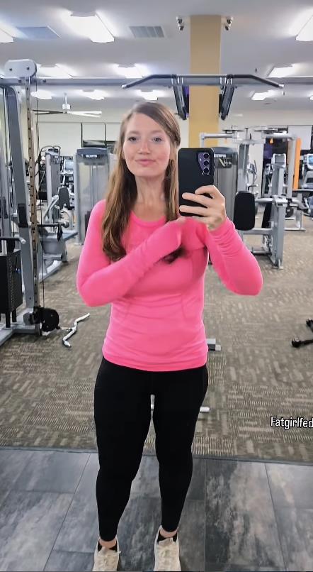 Leksi Rid u teretani pravi selfi posle gubitka kilograma.jpg