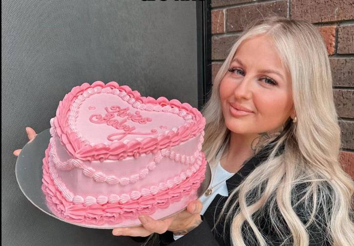 Tameiku Mekbrajd sa tortom u ruci.jpg