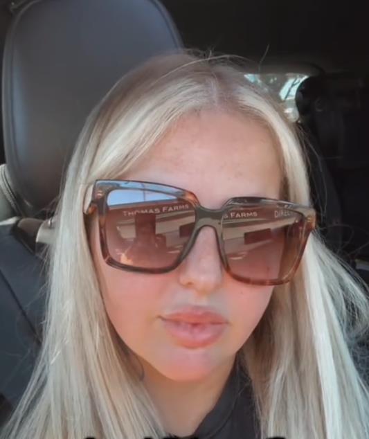 Tameiku Mekbrajd sa sunčanim naočarima u kolima.jpg