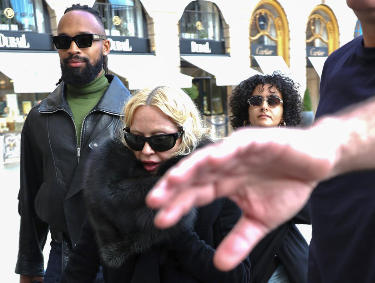 Madona u Parizu umotana u plavi šal i velike naočare tokom Nedelje mode