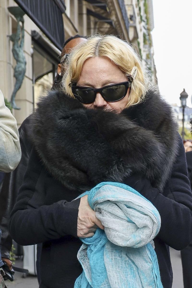 Madona u Parizu umotana u plavi šal i velike naočare tokom Nedelje mode