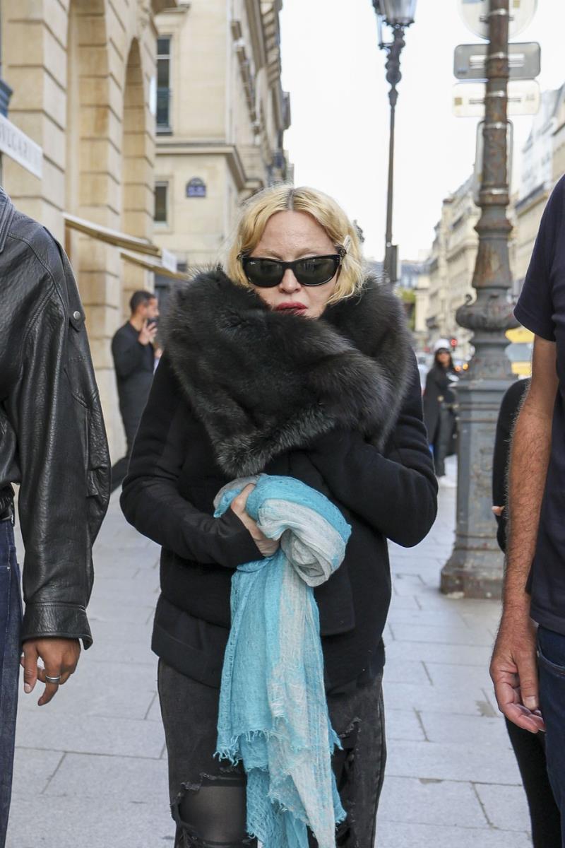 Madona u Parizu umotana u plavi šal i velike naočare tokom Nedelje mode