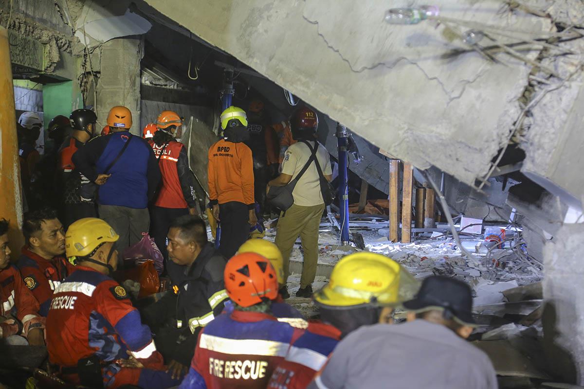 Indonezija Srušena zgrada škola (41).jpg