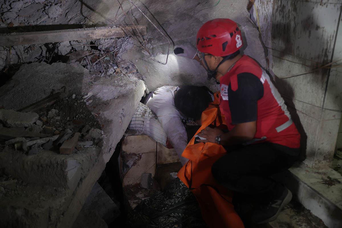 Indonezija Srušena zgrada škola (22).jpg